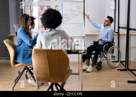 Person Mit Behinderung Bei Der Präsentation Im Bildungsmeeting Stockfoto