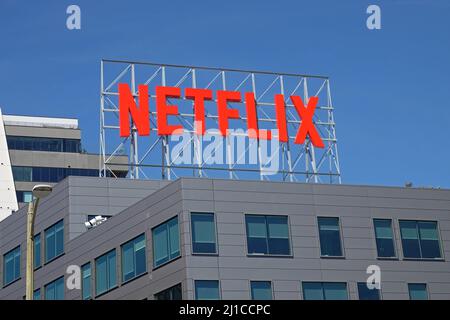 Hollywood, CA / USA - 24. März 2022: Über dem Bürogebäude des Video-Streaming-Unternehmens in der Vine Street ist ein großes, rotes Netflix-Schild zu sehen Stockfoto