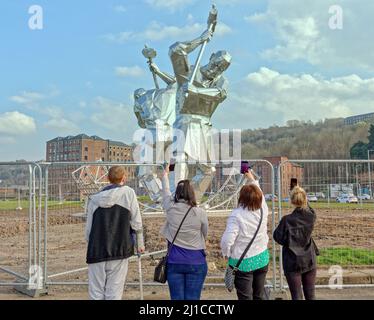 Glasgow, Schottland, Großbritannien 24.. März 2022. Das Fiasko der Ferguson Ferry geht weiter, da die Schiffe weiterhin umstritten sind, da sie in der Werft im Hafen von Glasgow unter dem ironischen Schatten der riesigen Statue liegen, die eine Hommage an die Fähigkeiten der schottischen Schiffsbauer ist. Die Statue ist 33 Meter hoch und wird Schiffsbauer genannt. Credit Gerard Ferry/Alamy Live News Stockfoto