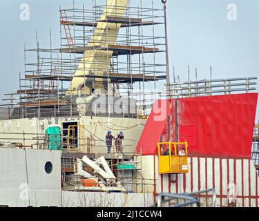 Glasgow, Schottland, Großbritannien 24.. März 2022. Das Fiasko der Ferguson Ferry geht weiter, da die Schiffe weiterhin umstritten sind, da sie in der Werft im Hafen von Glasgow unter dem ironischen Schatten der riesigen Statue liegen, die eine Hommage an die Fähigkeiten der schottischen Schiffsbauer ist. Die Statue ist 33 Meter hoch und wird Schiffsbauer genannt. Credit Gerard Ferry/Alamy Live News Stockfoto