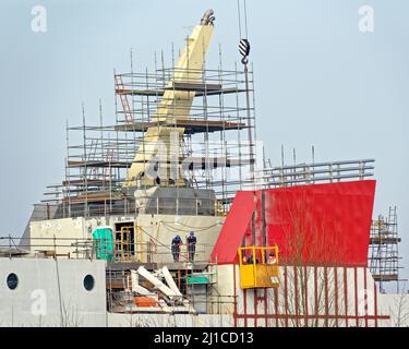 Glasgow, Schottland, Großbritannien 24.. März 2022. Das Fiasko der Ferguson Ferry geht weiter, da die Schiffe weiterhin umstritten sind, da sie in der Werft im Hafen von Glasgow unter dem ironischen Schatten der riesigen Statue liegen, die eine Hommage an die Fähigkeiten der schottischen Schiffsbauer ist. Die Statue ist 33 Meter hoch und wird Schiffsbauer genannt. Credit Gerard Ferry/Alamy Live News Stockfoto