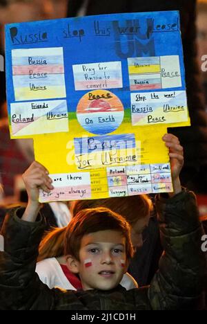 Ein junger Fan hält während des Internationalen Freundschaftsspiel im Hampden Park, Glasgow, ein Anti-Kriegs-Schild auf der Tribüne. Bilddatum: Donnerstag, 24. März 2022. Stockfoto