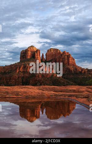 Abendlicht auf den roten Felsen am Cathedral Rock in Sedona, Arizona Stockfoto