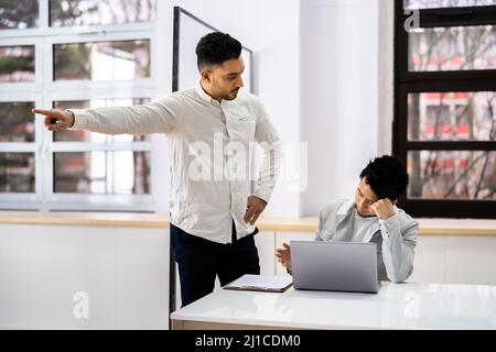 Chef Feuert Weiblichen Mitarbeiter Im Modernen Büro Ab Stockfoto