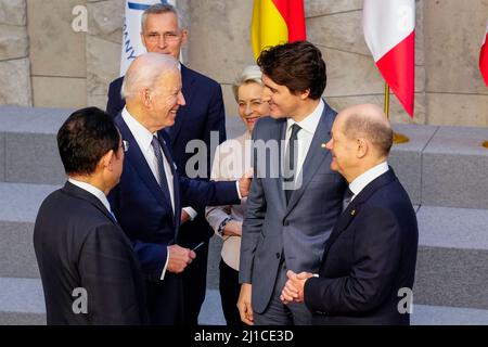 Brüssel, Belgien. 24. März 2022. US-Präsident Joe Biden, links, chattet mit dem kanadischen Premierminister Justin Trudeau nach einem Gruppenfoto während der Notfallsitzung der G7 Nationen am NATO-Hauptquartier am 24. März 2022 in Brüssel, Belgien. Mit Biden von links nach rechts stehen: Der japanische Premierminister Fumio Kishida, Präsident Joe Biden, NATO-Generalsekretär Jens Stoltenberg, die Präsidentin der Europäischen Kommission Ursula von der Leyen, der kanadische Premierminister Justin Trudeau und der deutsche Bundeskanzler Olaf Scholz. Bild: Adam Schultz/White House Photo/Alamy Live News Stockfoto