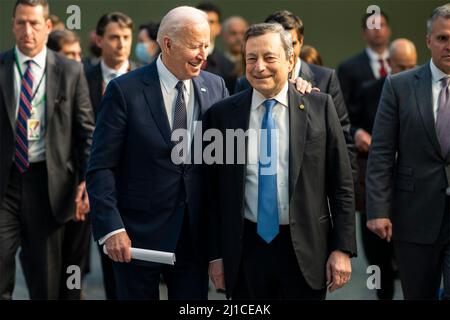 Brüssel, Belgien. 24. März 2022. Der US-Präsident Joe Biden trifft sich mit dem italienischen Premierminister Mario Draghi, rechts, während der Notfallsitzung der G7 Nationen am NATO-Hauptquartier am 24. März 2022 in Brüssel, Belgien. Biden hofft, dass die alliierten Nationen den Druck auf Russland weiter erhöhen werden, da die Ukraine einen Monat seit der Invasion markiert. Bild: Adam Schultz/White House Photo/Alamy Live News Stockfoto