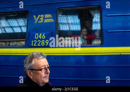 Lwiw, Oblast Lwiw, Ukraine. 24. März 2022. Die Flüchtlinge aus Mariupol kommen mit dem Zug in Lviv an. Ein Zug, der Flüchtlinge aus dem zerrissenen Mariupol transporte, kam am Bahnhof von Lemberg an. Viele werden ihre Reise von Lemberg aus aus der Ukraine fortsetzen. (Bild: © Ty Oneil/SOPA Images via ZUMA Press Wire) Stockfoto