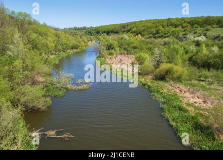Atemberaubende Aussicht auf den Zbruch Fluss, Ternopil und Khmelnyzky Regionen Grenze, Ukraine. Stockfoto