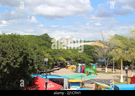 IZAMAL, YUCATAN, MEXIKO - 31. OKTOBER 2016 die Stadt der Hügel vom Marktplatz und eine Maya-Pyramide im Hintergrund Stockfoto