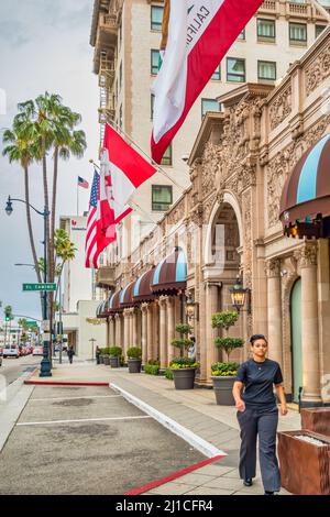 Fußgängerspaziergänge im Beverly Wilshire Hotel am Wilshire Boulevard in Beverly Hills, Los Angeles, Kalifornien, USA. Stockfoto