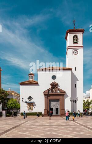 Platz der Verfassung im Zentrum der Stadt Fuengirola mit Blick auf die Kirche 'Nuestra Señora del Rosario'. Berühmter platz in der Altstadt der Stadt Stockfoto