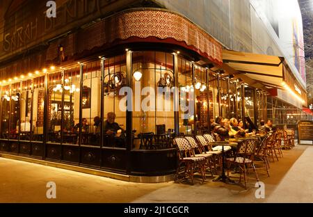 Paris, France-March 21 , 2022 : das berühmte französische Café Sarah Bernardt, benannt nach der berühmten Pariser Schauspielerin und Sängerin, befindet sich am Place du Chatelet Stockfoto