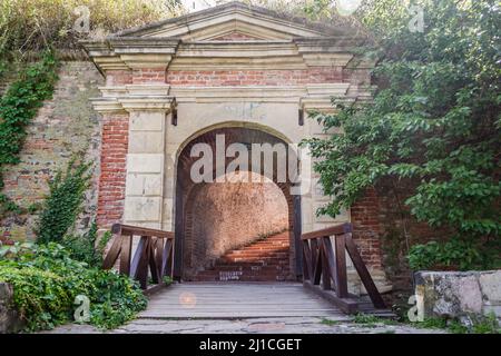 Zugang zum oberen Teil der Festung Petrovaradin. Stockfoto