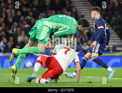 Der polnische Arkadiusz Milik (Mitte) versucht einen Torschuss, der vom schottischen Torwart Craig Gordon (links) während des Internationalen Freundschaftsspiels im Hampden Park, Glasgow, gestoppt wurde. Bilddatum: Donnerstag, 24. März 2022. Stockfoto