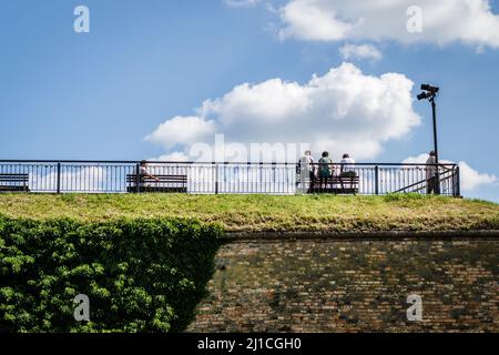 Petrovaradin, Serbien - Juli 17. 2019: Besucher der mittelalterlichen Festung Petrovaradin. Redaktionelles Bild. Stockfoto