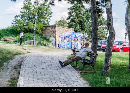 Petrovaradin, Serbien - Juli 17. 2019: Besucher der mittelalterlichen Festung Petrovaradin. Redaktionelles Bild. Stockfoto