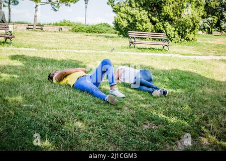 Petrovaradin, Serbien - Juli 17. 2019: Besucher der mittelalterlichen Festung Petrovaradin. Redaktionelles Bild. Stockfoto