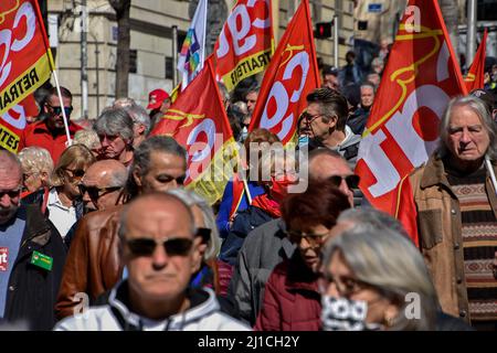 Marseille, Frankreich. 24. März 2022. Demonstranten marschieren während der Demonstration mit Fahnen. Rentner haben in rund 20 Städten in ganz Frankreich Proteste abgehalten, um höhere Renten und einen besseren Zugang zu Gesundheitsdiensten zu fordern. Die Proteste begannen drei Wochen vor den französischen Präsidentschaftswahlen, die erste Runde fand am 10. April 2022 statt. Kredit: SOPA Images Limited/Alamy Live Nachrichten Stockfoto