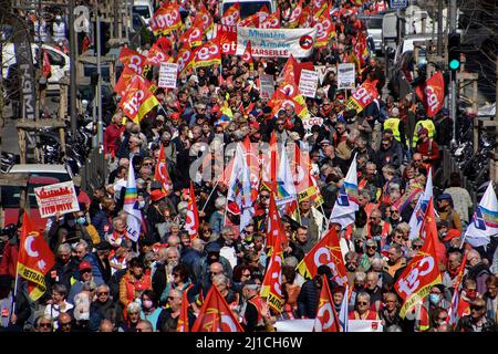 Marseille, Frankreich. 24. März 2022. Während der Demonstration marschieren Massen von Demonstranten auf die Straße. Rentner haben in rund 20 Städten in ganz Frankreich Proteste abgehalten, um höhere Renten und einen besseren Zugang zu Gesundheitsdiensten zu fordern. Die Proteste begannen drei Wochen vor den französischen Präsidentschaftswahlen, die erste Runde fand am 10. April 2022 statt. Kredit: SOPA Images Limited/Alamy Live Nachrichten Stockfoto