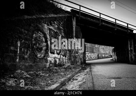 Dortmund, Deutschland - 19. März 2022: Bahnunterführung am ehemaligen Standort Phoenix West. Die Wände sind mit Graffiti besprüht. Stockfoto