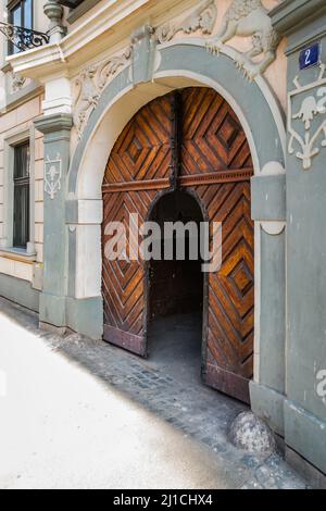 Altes Holztor im unteren Teil der Festung Petrovaradin. Stockfoto