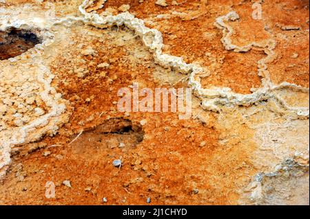 Das Thermalgebiet um Devil's Thumb und Mammoth Hot Springs im Yellowstone National Park ist mit Bergrücken und Mineralvorkommen gefüllt. Stockfoto