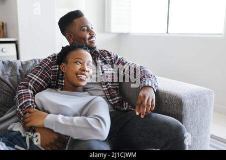Es gibt keinen Ort, wo es komischers ist, als mit Ihnen zu kuscheln. Aufnahme eines jungen Paares, das sich zu Hause auf einem Sofa entspannt. Stockfoto