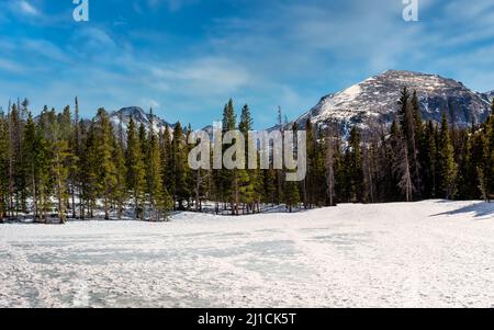 Frozen Dream Lake Panorama im Rocky Mountain National Park Stockfoto