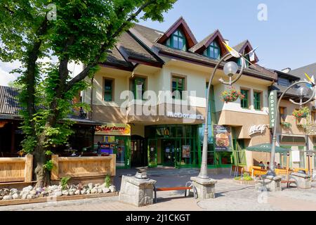 Zakopane, Polen - 12. Juni 2015: McDonalds-Restaurantfiliale in der Krupowki-Straße in der Innenstadt, erbaut in den Jahren 1993-1995 Stockfoto