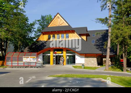 Zakopane, Polen - 12. Juni 2015: Die Fassade eines Geschäfts unter dem Namen Biedronka, Einzelhandelskette mit über 2600 Geschäften in Polen, das Gebäude bezieht sich auf Stockfoto