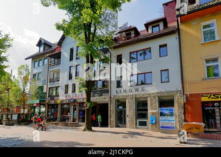 Zakopane, Polen - 12. Juni 2015: Das Backsteingebäude, das 1992 für die Bedürfnisse der Direktion Polnische Seilbahnen erbaut wurde, befindet sich an der Krupowki-Straße Stockfoto