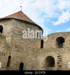 Festungsturm mit Ziegeldach auf blauem Himmel Hintergrund. Ort Ort Ukraine, Europa. Entdecken Sie die Schönheit der Welt. Stockfoto