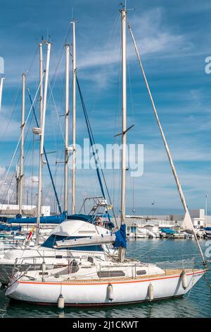 Blick vom Hafen von Fuengirola City. Promenade mit Restaurants und Bars, Booten und Yachten, die direkt vor den Restaurants angedockt sind. Stockfoto