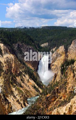 Blick auf die oberen Wasserfälle auf den Grand Canyon des Yellowstone Nationalparks. Aus dem donnernden Wasser steigt als Yellowstone ein großer Sprühnebel auf Stockfoto