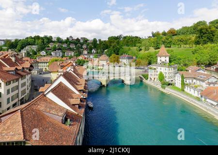 Bern, Schweiz - 06. September 2015: Die Aare fließt durch die Stadt Bern. Bern mit einer Bevölkerung von ca. 140000 Einwohnern ist es das Fou Stockfoto