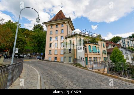 Bern, Schweiz - 06. September 2015: Haus am Flussufer in der 4. bevölkerungsreichsten Stadt des Landes, sichtbar vom Unteren Tor Br Stockfoto