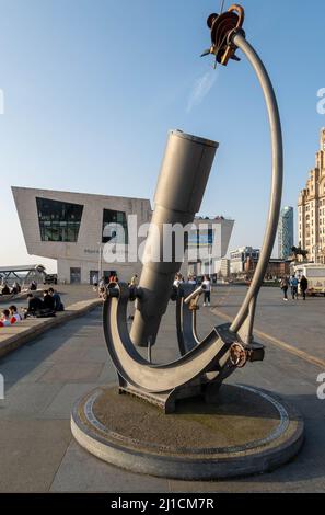 Denkmal für Jeremiah Horrocks am George's Pier Head. Dieses Denkmal von Andy Plant ist in Form eines Teleskops, das auf die Sonne und die Venus zeigt. Stockfoto