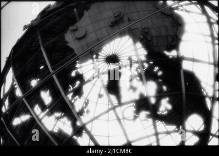 Nahaufnahme der silhouettierten Kugelskulptur von Unisphere im Flushing Meadows Corona Park, Queens, die für die Worlds Fair 1964 in New York City, New York, USA, erstellt wurde Stockfoto