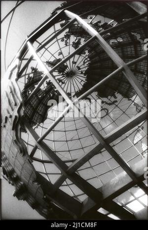 Nahaufnahme der Globe-Skulptur von Unisphere im Flushing Meadows Corona Park, Queens, erstellt für die Weltausstellung 1964, New York City, New York, USA Stockfoto