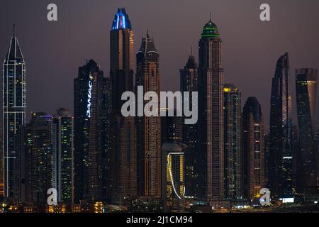 Dubai, VAE - 05 2021. Dez.: Abgelegene Aussicht auf die Wolkenkratzer der Dubai Marina nach Sonnenuntergang Stockfoto