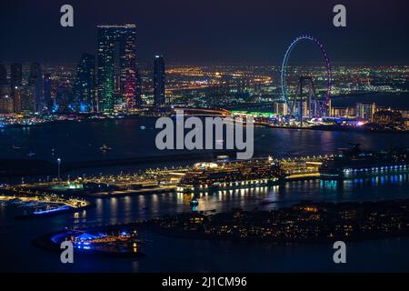 Dubai, VAE - 05 2021. Dez.: Luftaufnahme der Bucht von Dubai Marina mit dem Ain Wheel and Address Beach Resort; Dubai von oben Tapete Stockfoto