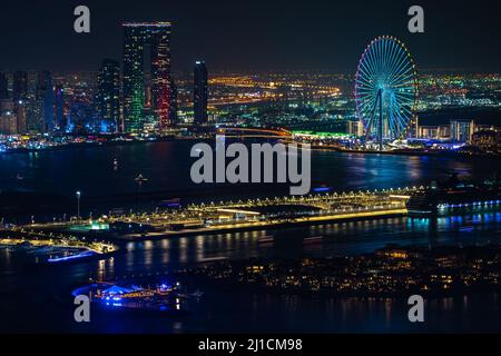 Dubai, VAE - 05 2021. Dez.: Luftaufnahme der Bucht von Dubai Marina mit dem Ain Wheel and Address Beach Resort; Dubai von oben Tapete Stockfoto