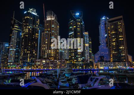 Dubai, VAE - 05 2021. Dez.: Nachtansicht des Hafens von Dubai Marina und seiner Wolkenkratzer im Bau Stockfoto