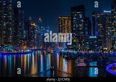 Dubai, VAE - 05 2021. Dez.: Nachtansicht der Bucht von Dubai Marina; Best of Dubai Tapete Stockfoto