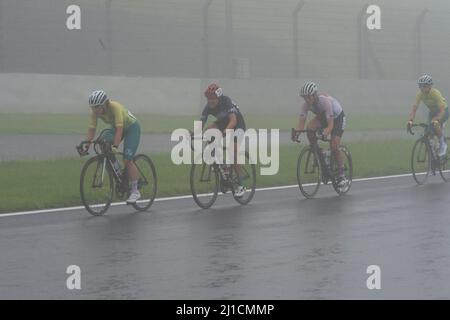 Paracyfahrer, die beim Straßenrennen der Frauen C4 bei den Paralympischen Spielen in Tokio auf dem Fuji International Speedwway bei starkem Regen Rennen. Stockfoto