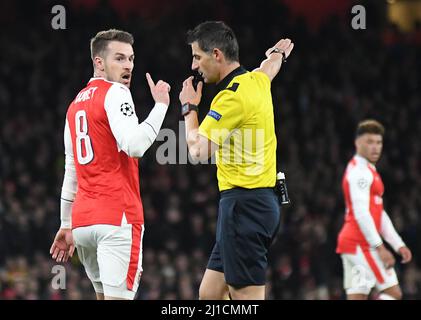 LONDON, ENGLAND - 7. MÄRZ 2017: Aaron Ramsey (L) von Arsenal reagiert auf eine Entscheidung des griechischen FIFA-Schiedsrichters Tasos Sidiropoulos während der zweiten Etappe der UEFA Champions League Runde 16 zwischen dem FC Arsenal und Bayern München im Emirates Stadium. Copyright: Cosmin Iftode/Picstaff Stockfoto