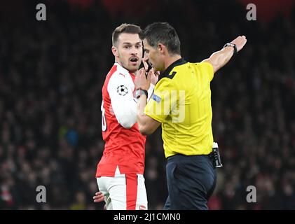 LONDON, ENGLAND - 7. MÄRZ 2017: Aaron Ramsey (L) von Arsenal reagiert auf eine Entscheidung des griechischen FIFA-Schiedsrichters Tasos Sidiropoulos während der zweiten Etappe der UEFA Champions League Runde 16 zwischen dem FC Arsenal und Bayern München im Emirates Stadium. Copyright: Cosmin Iftode/Picstaff Stockfoto