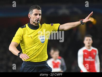 LONDON, ENGLAND - 7. MÄRZ 2017: Der griechische FIFA-Schiedsrichter Tasos Sidiropoulos, aufgenommen während der zweiten Etappe der UEFA Champions League 16 zwischen dem FC Arsenal und Bayern München im Emirates Stadium. Copyright: Cosmin Iftode/Picstaff Stockfoto