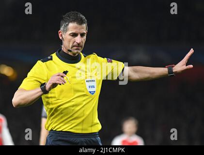 LONDON, ENGLAND - 7. MÄRZ 2017: Der griechische FIFA-Schiedsrichter Tasos Sidiropoulos, aufgenommen während der zweiten Etappe der UEFA Champions League 16 zwischen dem FC Arsenal und Bayern München im Emirates Stadium. Copyright: Cosmin Iftode/Picstaff Stockfoto