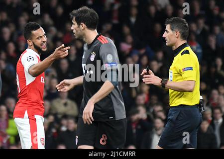 LONDON, ENGLAND - 7. MÄRZ 2017: Theo Walcott (L) vom Arsenal und Javi Martinez (R) vom FC Bayern streiten sich vor dem griechischen FIFA-Schiedsrichter Tasos Sidiropoulos während der zweiten Etappe des UEFA Champions League-Spiels von 16 zwischen dem FC Arsenal und Bayern München im Emirates Stadium. Copyright: Cosmin Iftode/Picstaff Stockfoto